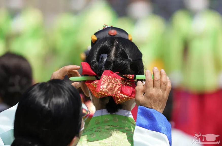 یک دختر جوان کره ای در لباس سنتی آستانه جشن روز جوانان در سئول/ آسوشیتدپرس