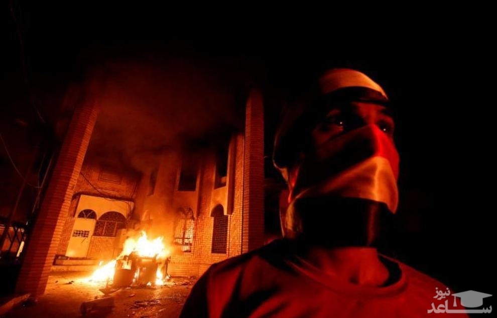 (عکس) آتش زدن کنسولگری ایران در بصره