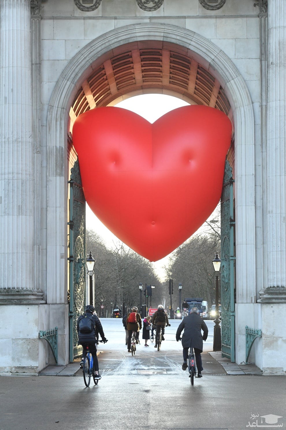 نصب نشان قلب روز "ولنتاین"(روز عشاق) در یکی از ورودی های "هاید پارک" لندن/ ایونینگ استاندارد