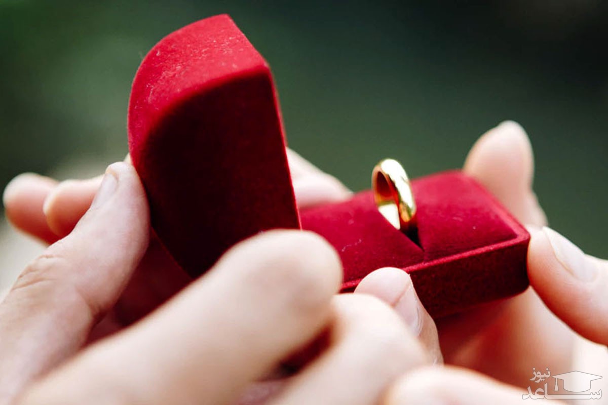 خواستگاری پرهیجان مرد جوان جلوی دوربین ورزشگاه