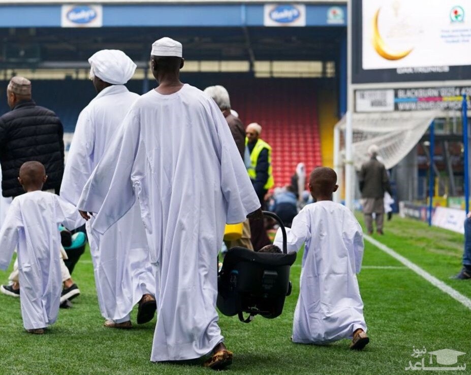 اقامه نماز عید فطر در ورزشگاهی در انگلیس + عکس