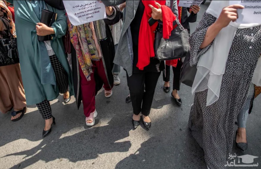 تظاهرات زنان افغان در مقابل ساختمان وزارت سابق امور زنان افغانستان در شهر کابل که هم اینک و در دوره طالبان به وزارت امر به معروف تغییر داده شده است./ خبرگزاری فرانسه