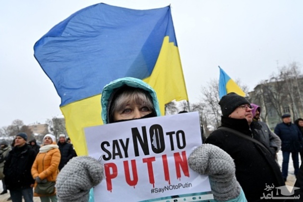(فیلم) مقاومت مردم اوکراین با دست خالی مقابل ارتش روسیه