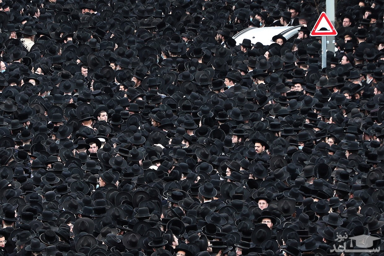 حضور هزاران تن از صهیونیست های تندرو در یک تشییع جنازه بدون ماسک!