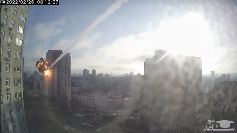 لحظه اصابت موشک به یک برج مسکونی در شهر " کی یف" اوکراین از زاویه دید دوربین مدار بسته / رویترز