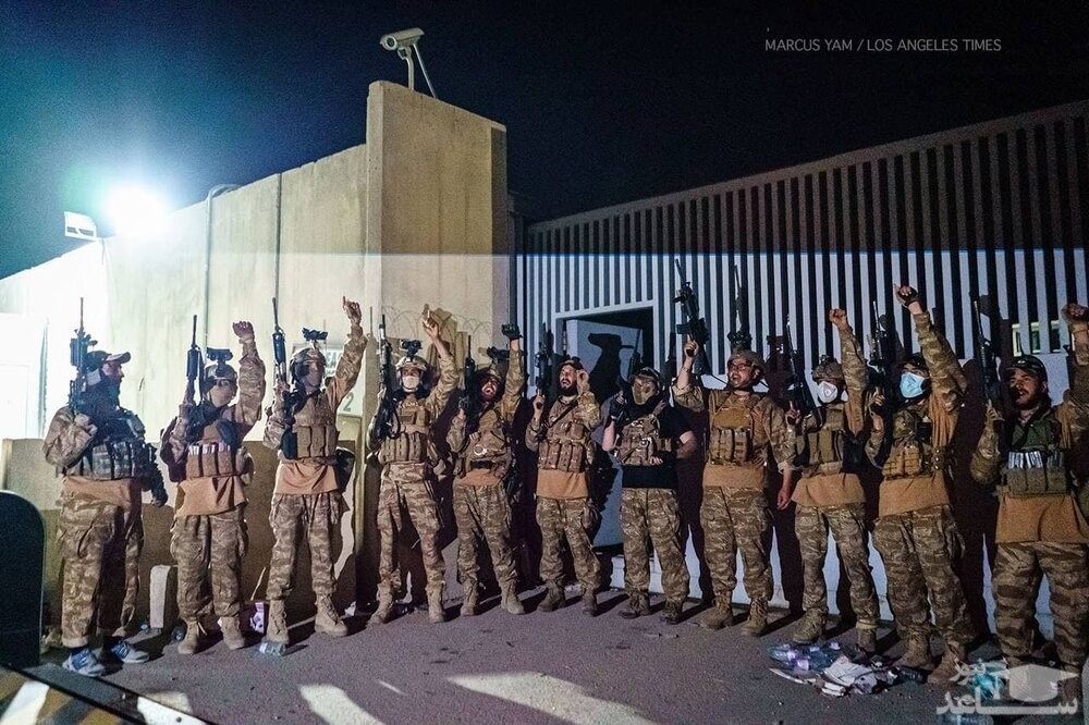 (عکس) سجده شکر طالبان با لباس آمریکایی در فرودگاه کابل