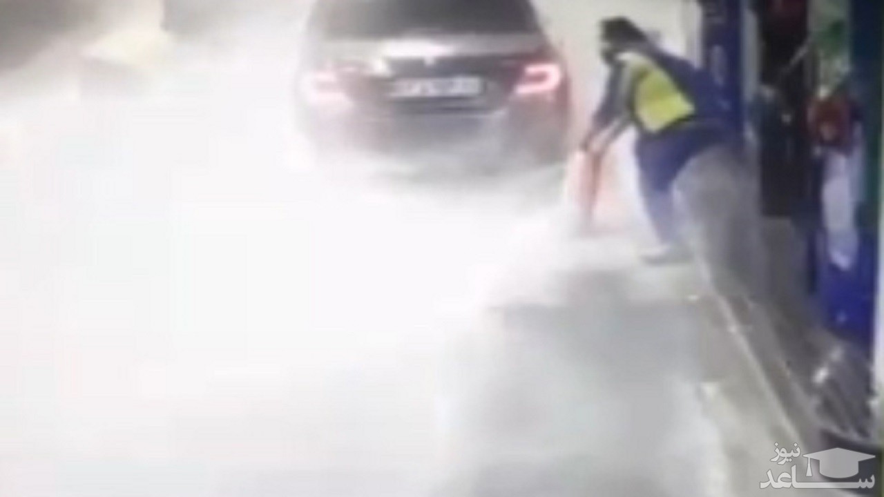 (فیلم) لحظاتی دلهره‌ آور از آتش گرفتن خودروی دنا در پمپ بنزین