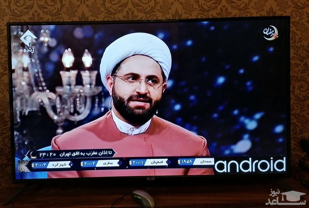 (عکس) لباده آخوندی متفاوت مجری روحانی افطار شبکه یک!