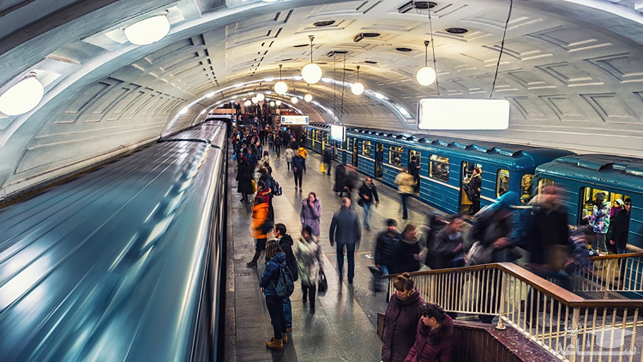 (فیلم) سرقت عجیب یک زن در ایستگاه مترو از مردی در حال مرگ 