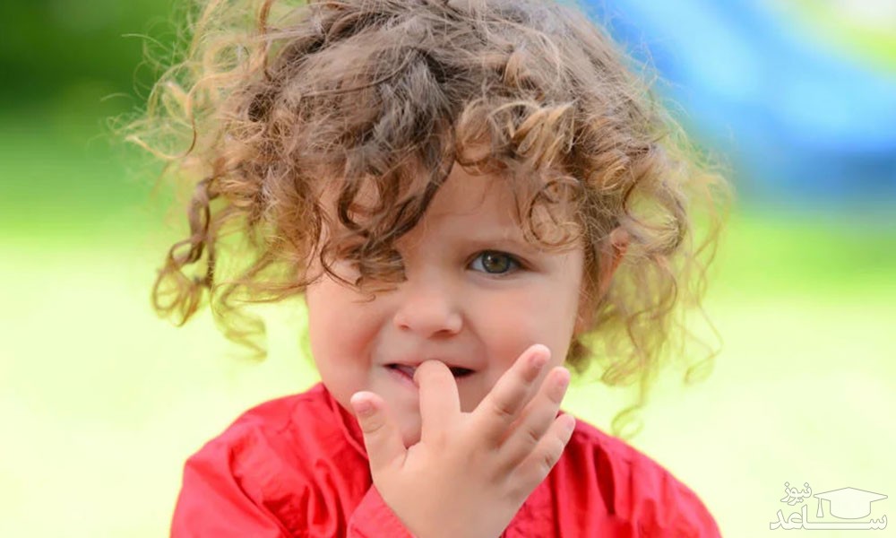 چرا کودکان ناخن می جوند؟ و عوامل موثر بر آن چیست؟