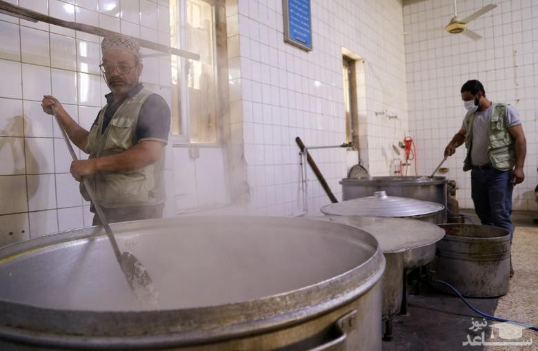 درست کردن افطاری برای زائران حرم " عبدالقدیر گیلانی" در شهر بغداد/ رویترز