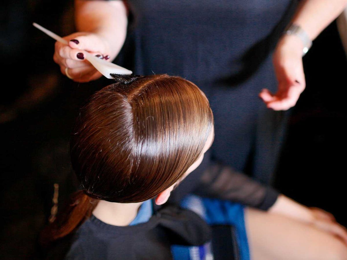 نکاتی برای افرادی که برای اولین بار از رنگ مو استفاده می کنند باید بدانند