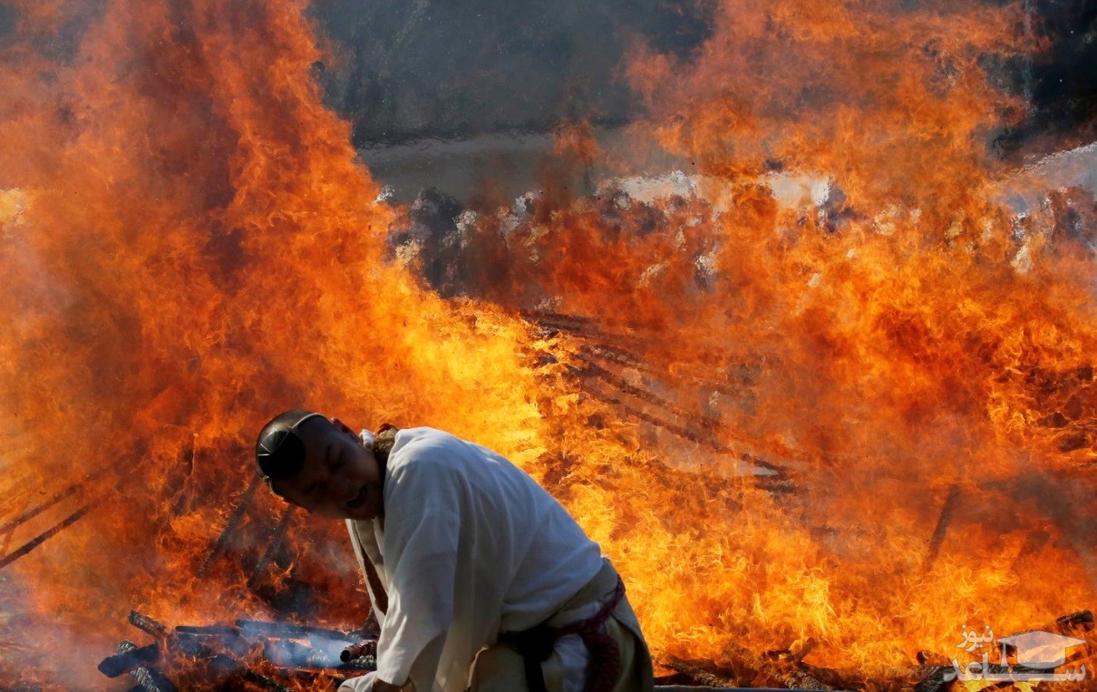 پیاده روی عبادت کنندگان ژاپنی روی زغال داغ