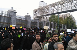 (فیلم) تجمع مقابل مجلس در اعتراض به تصویب CFT