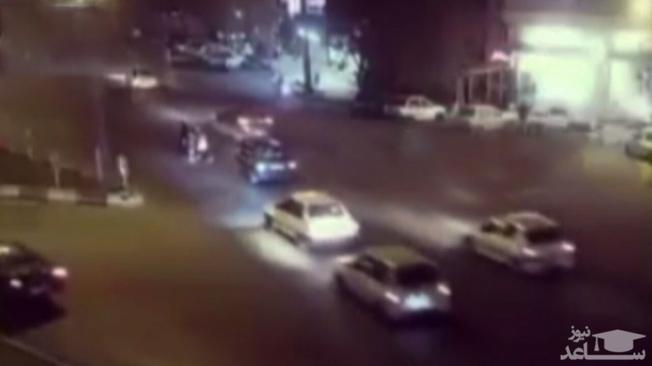 (فیلم) تصادف وحشتناک دو خودرو با یک مادر و ۲ فرزندش 