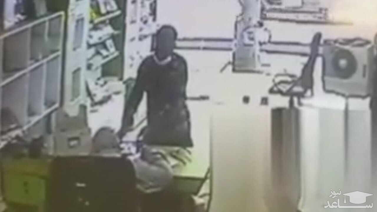 (فیلم) لحظه سرقت عجیب تلفن همراه از صاحب مغازه