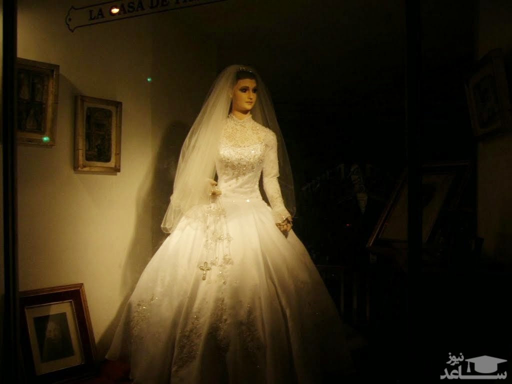 مانکن مومیایی شده در ویترین فروشگاه