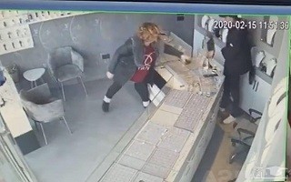(فیلم) سرقت زیرکانه فروشنده جواهراتی از سارق