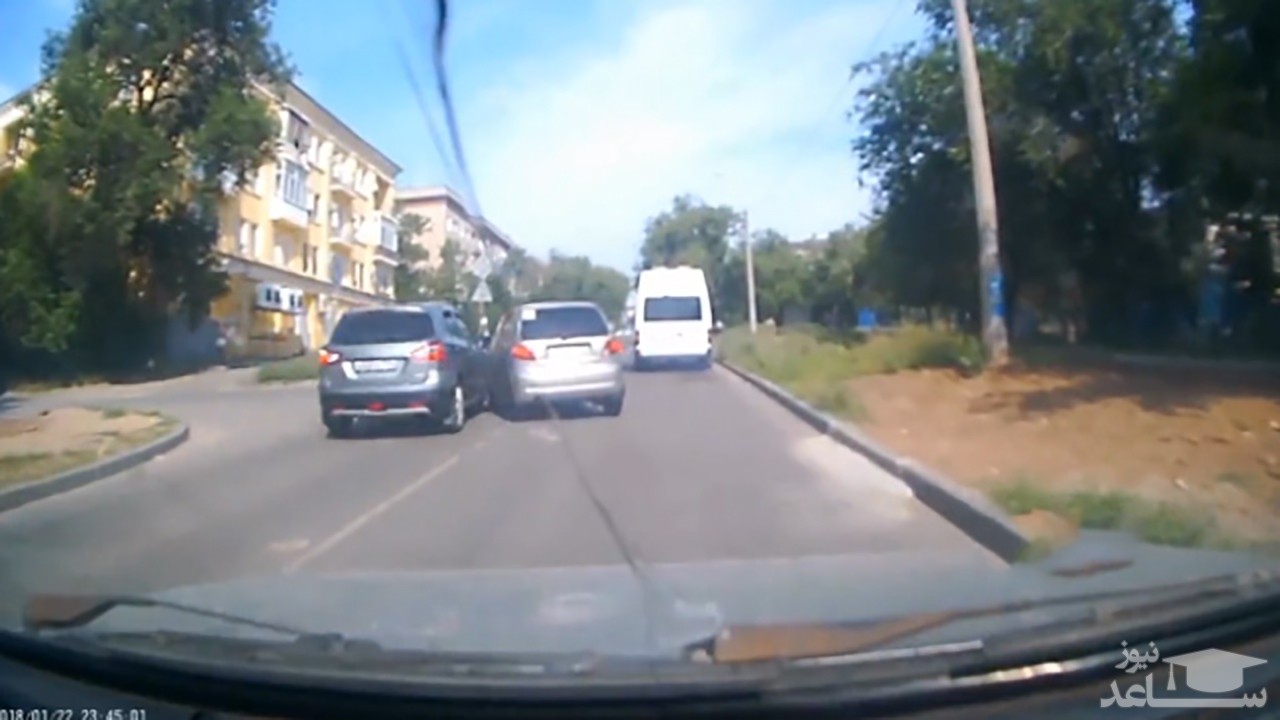 (فیلم) تصادف دو خودرو به دلیل عجله در سبقت گرفتن