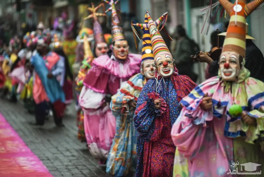 هزاران شرکت کننده در ایالت "وراکروز" مکزیک در جشنواره آیینی" دفن مقدس مسیح" با پوشیدن لباس دلقک حضور یافته اند./ زوما