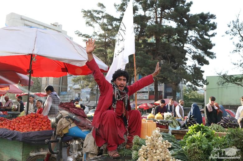 نصب پرچم طالبان در یک بازار صیفی جات در شهر کابل