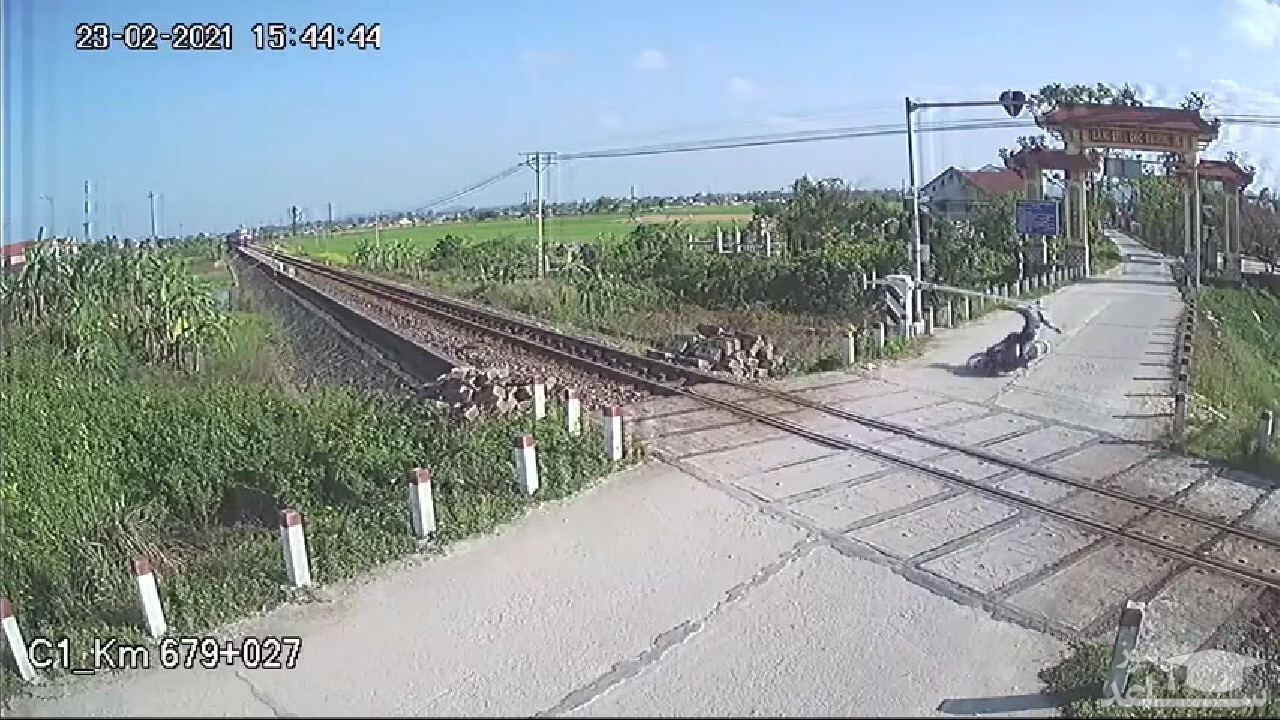 حادثه برای راکب موتور روی ریل راه آهن