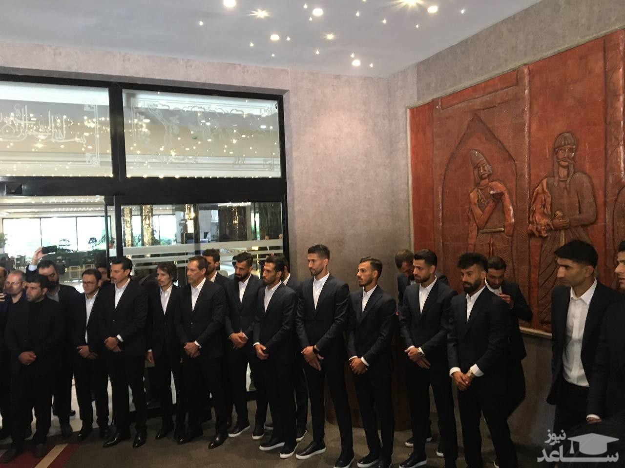 بدرقه تیم ملی فوتبال ایران به جام جهانی از زیر قرآن با دستان مادر 3 شهید