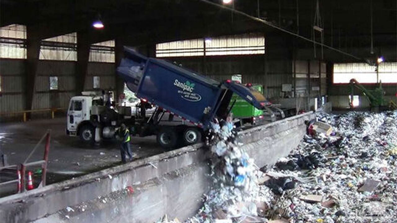(فیلم) لحظه وحشتناک سقوط کامیون حمل زباله به داخل محل تخلیه