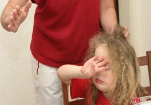 تنبیه بدنی و کتک زدن کودک چه آسیب هایی را به روح و روان او میزند؟