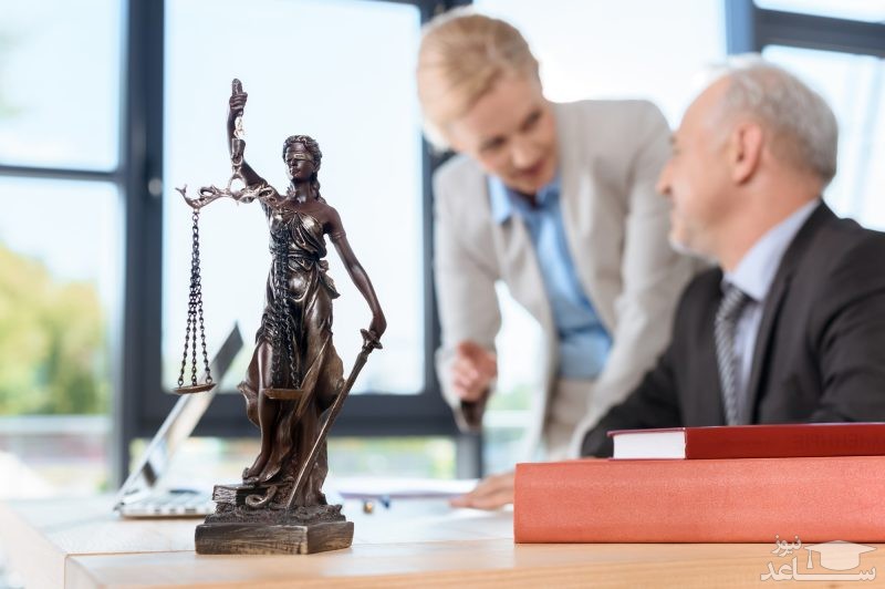 وکیل و ترازوی عدالت
