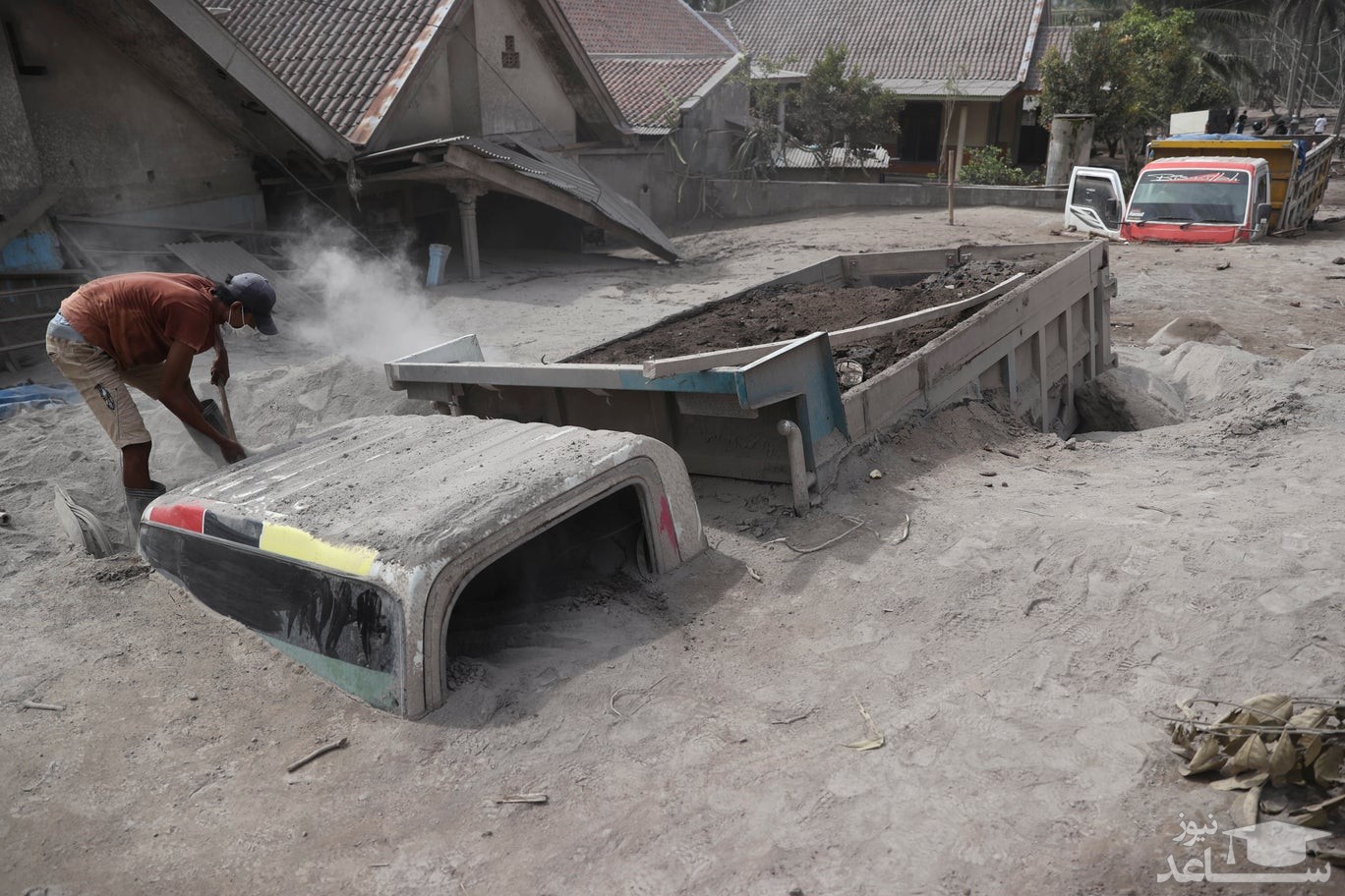 مدفون شدن کامیون ها زیر غبارهای آتشفشانی در جاوه اندونزی/ آسوشیتدپرس