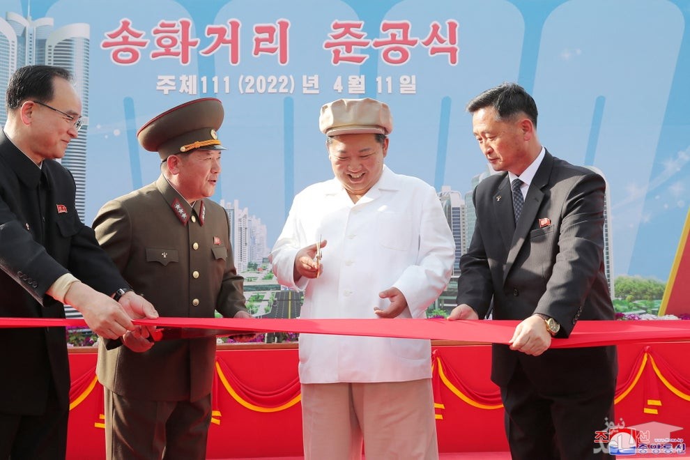 "کیم جونگ اون" رهبر کره شمالی در مراسم افتتاح یک پروژه شهری در پیونگ یانگ (پایتخت)/ خبرگزاری رسمی کره شمالی