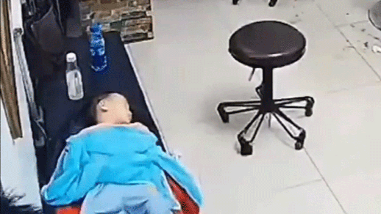 (فیلم) حرکت حیرت انگیز مادر برای جلوگیری از آسیب فرزندش