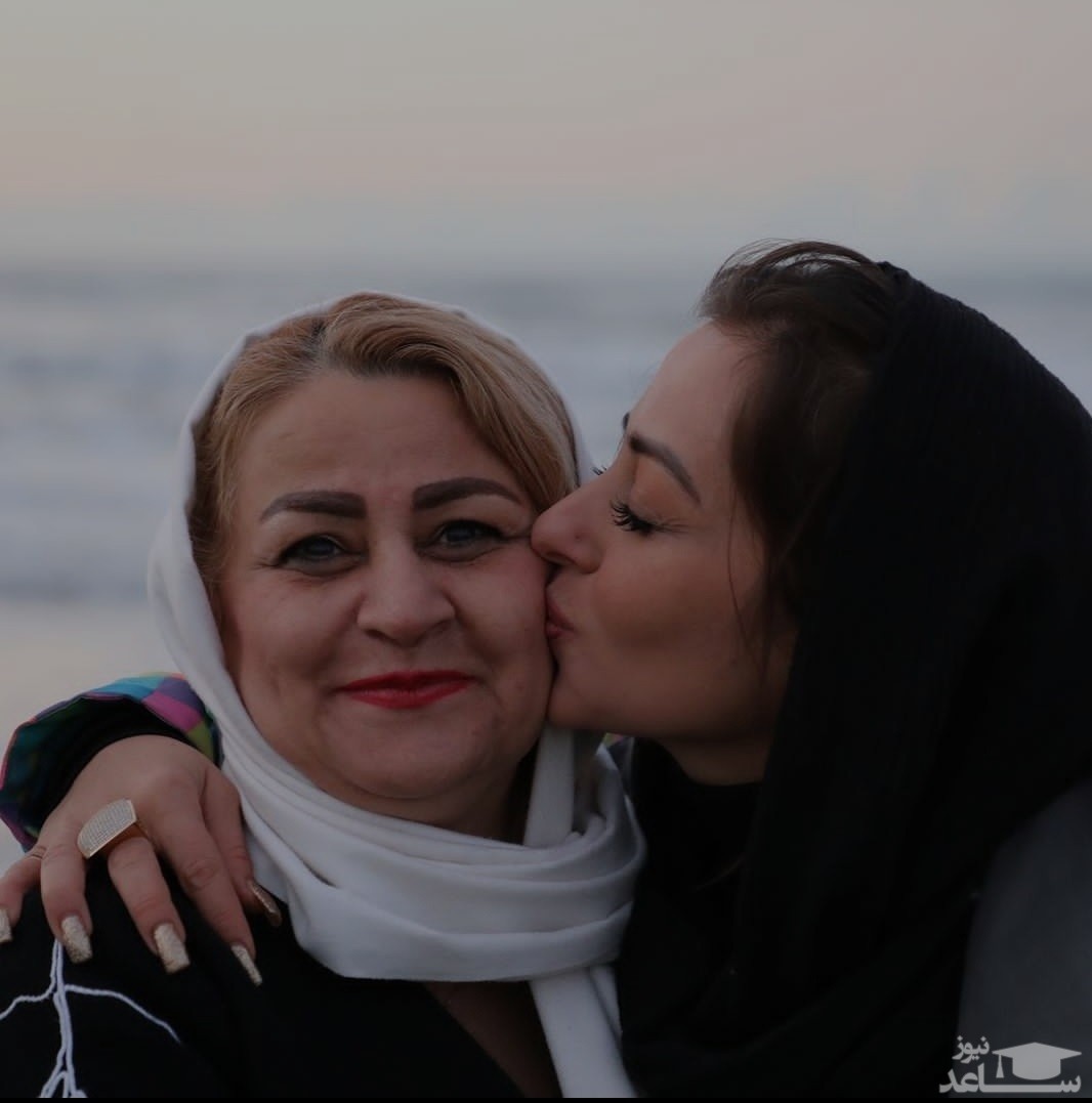 پوستر نفیسه روشن با مادرش