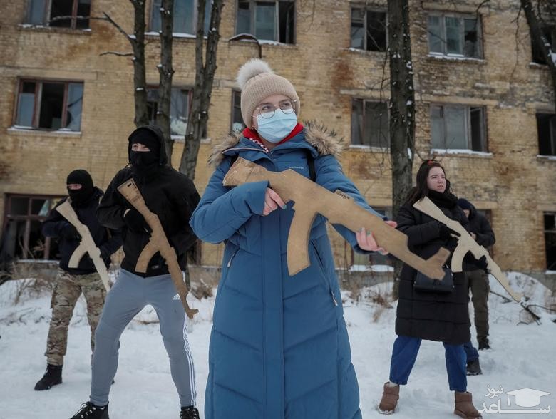 مردم غیرنظامی داوطلب در شهر "کی یف" اوکراین در یک تمرین نظامی