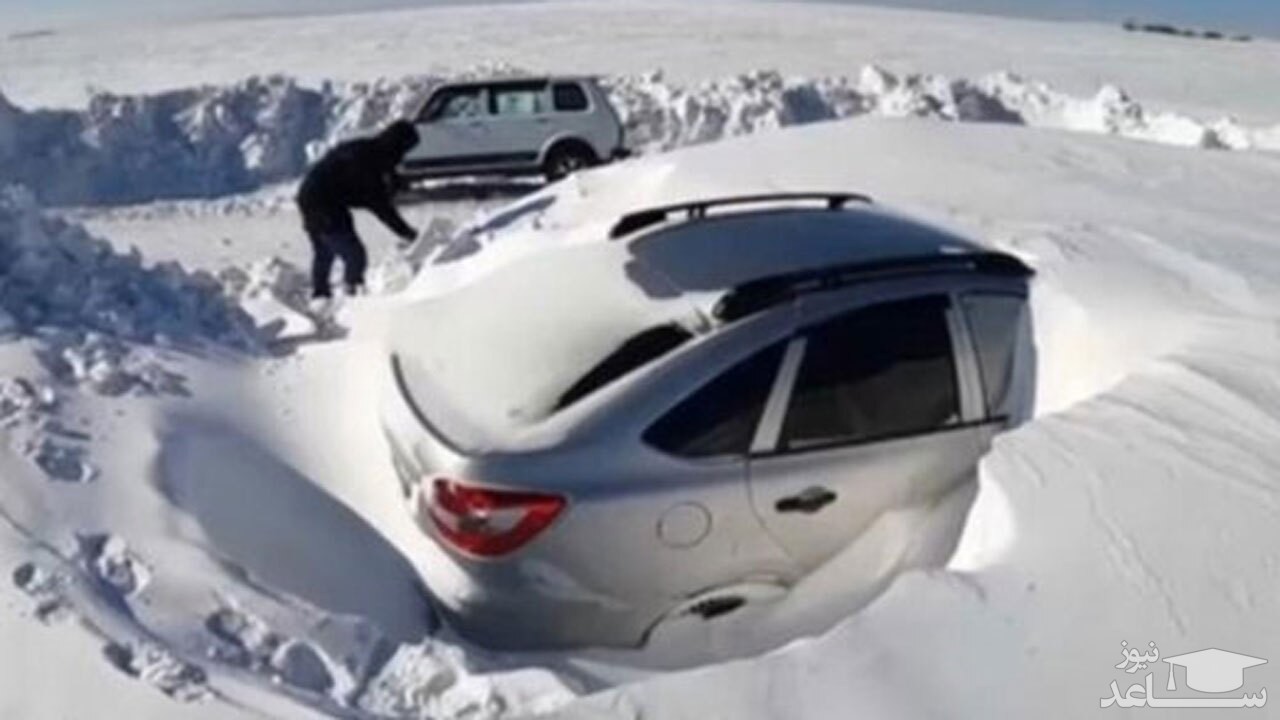 فیلمی از مدفون شدن خودرو‌ها زیر برف سنگین