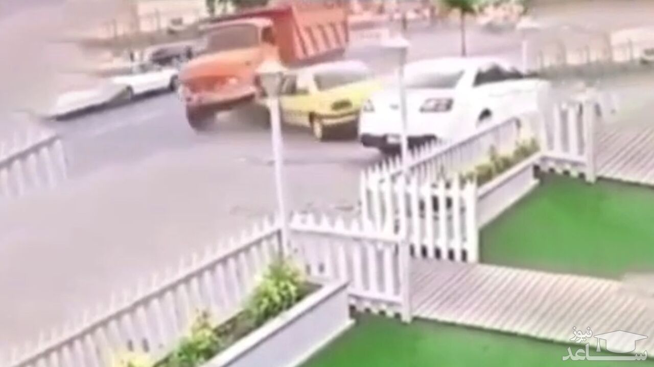 (فیلم) تصادف وحشتناک کامیون با ۸ خودرو 
