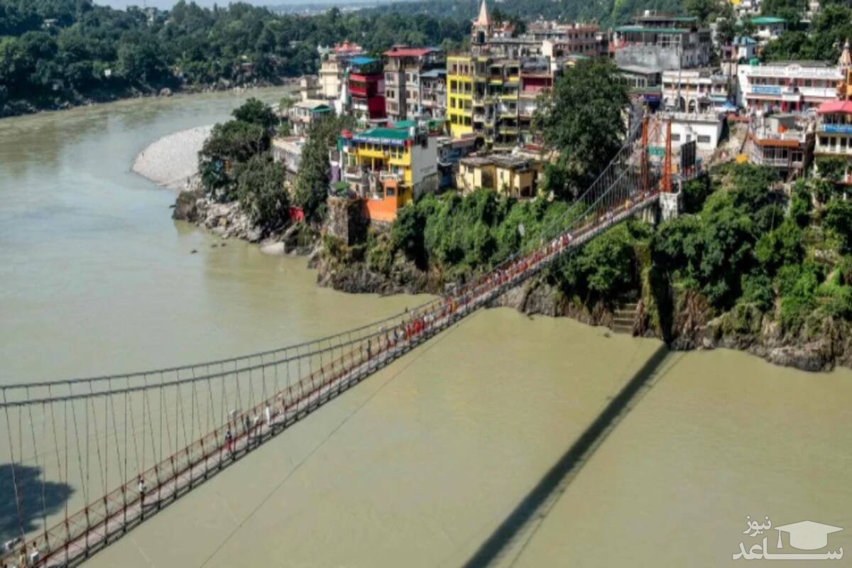 سه سال زندان برای توریست فرانسوی در هند به دلیل عریان شدن بر روی پل معلق رود گنگ
