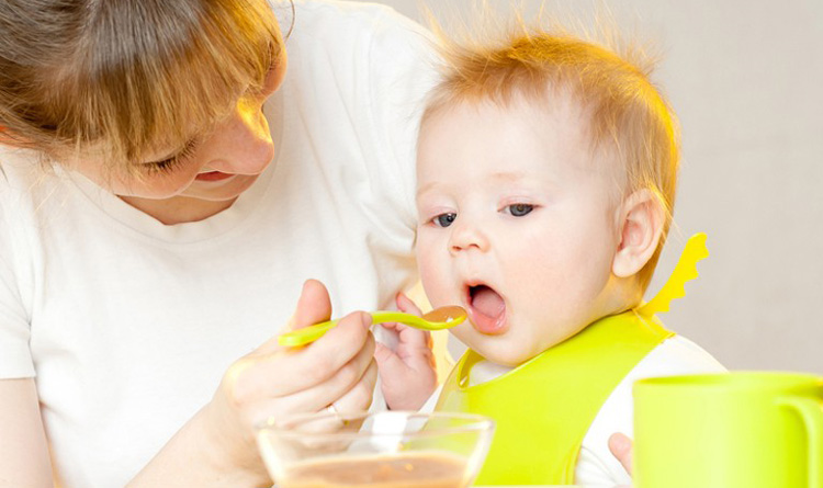 مواد غذایی مفید و مضر برای نوزاد مبتلا به رفلاکس