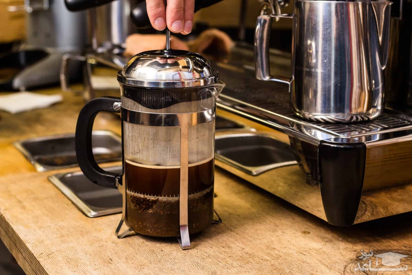 فیلترینگ قهوه با فرنچ پرس