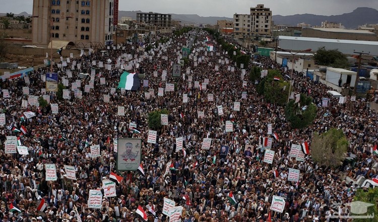 راهپیمایی عظیم دهها هزار یمنی در شهر صنعا در روز جهانی قدس و در حمایت از مردم فلسطین. شهر صنعا دیروز بزرگ ترین اجتماع مردمی را در روز جهانی قدس شاهد بود./ المیادین