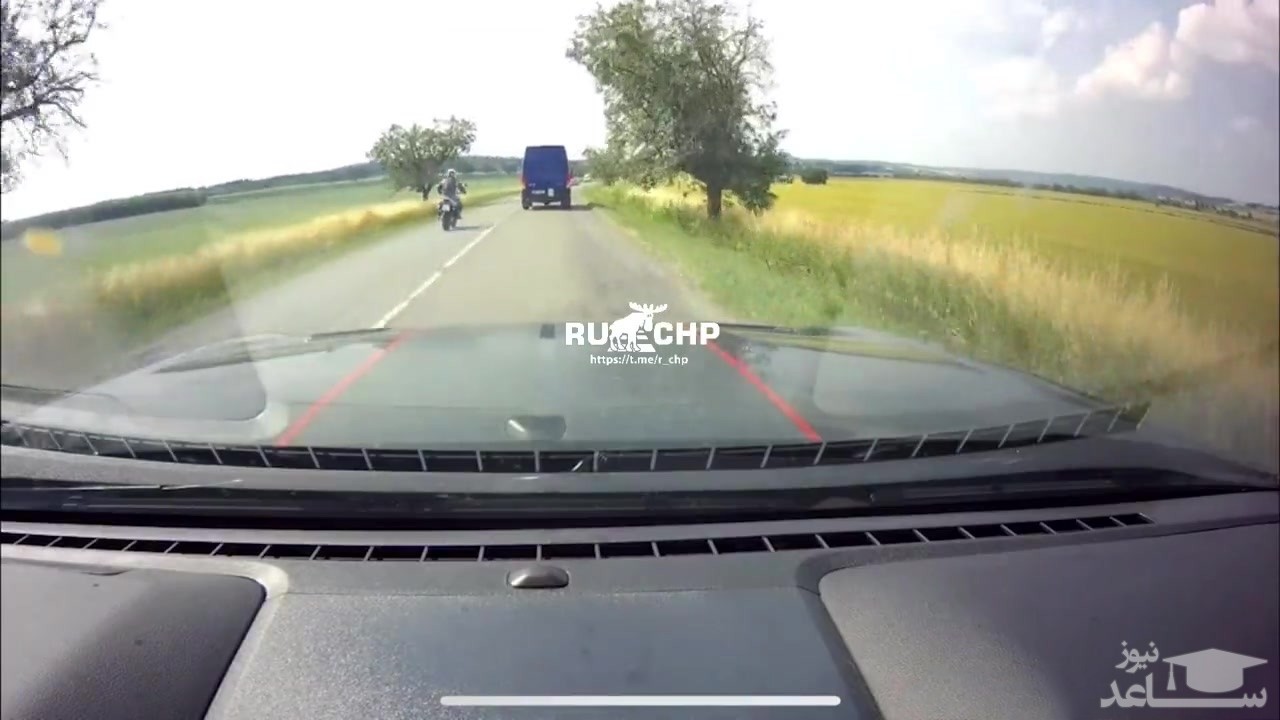 (فیلم) آتش گرفتن موتورسیکلت بر اثر تصادف با اتومبیل