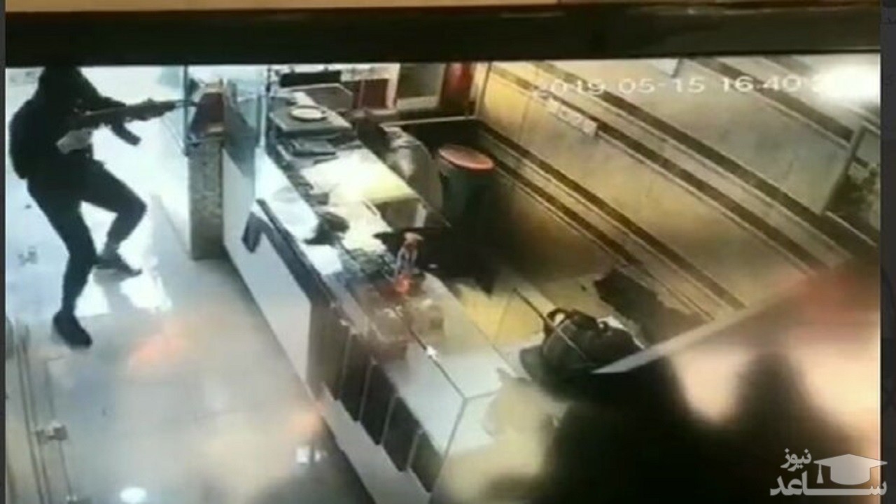 (فیلم) لحظه سرقت مسلحانه ناموفق از یک طلافروشی در شوش