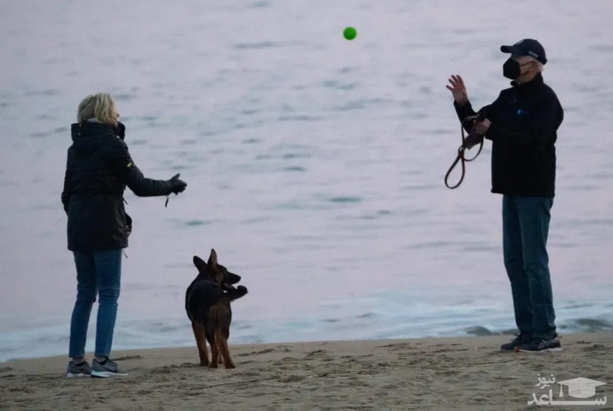 رییس جمهوری و بانوی اول آمریکا در حال بازی با سگ شان در ساحلی در ایالت "دلاویر" آمریکا/ خبرگزاری فرانسه