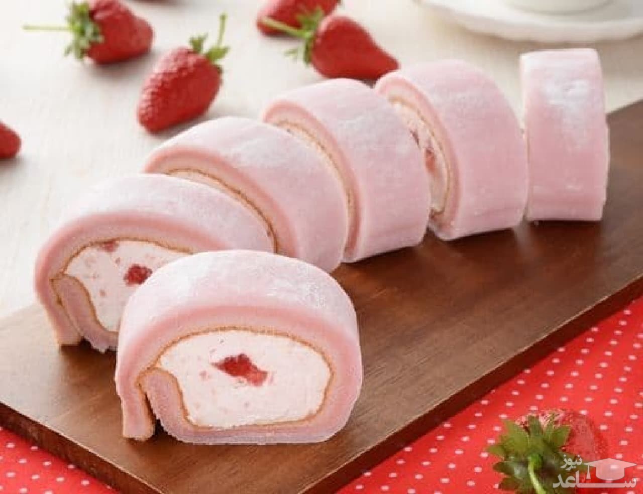 روش تهیه رولت ناپلئونی با بستنی و توت فرنگی