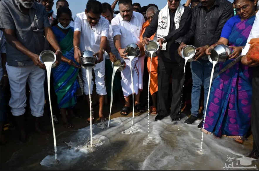 مردم شهر "چنای" هند در هفدهمین سالگرد سونامی مرگبار به نشانه گرامیداشت یاد قربانیان آن فاجعه طبیعی، به دریا شیر می ریزند./ خبرگزاری فرانسه