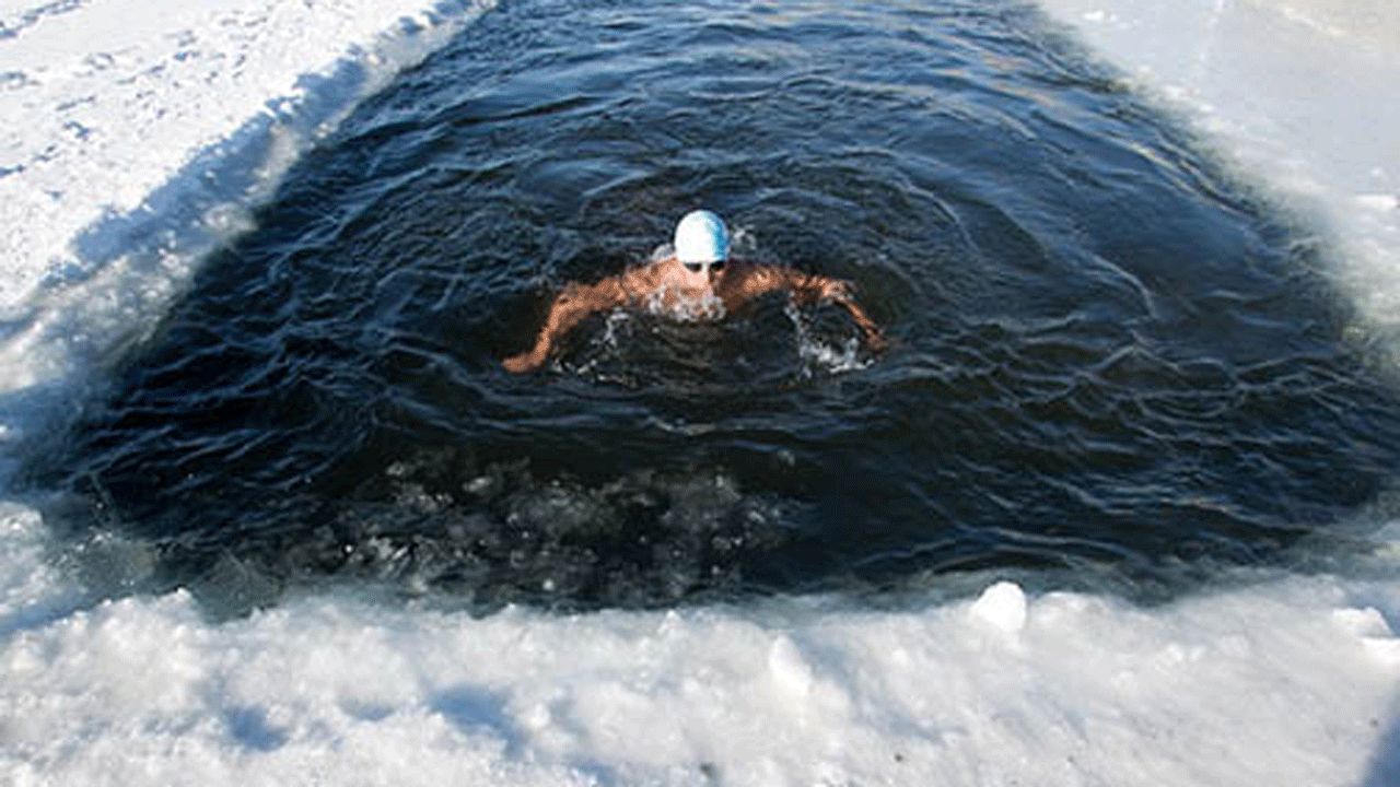 (فیلم) شنا در سرمای جان سوز سد مهاباد! 
