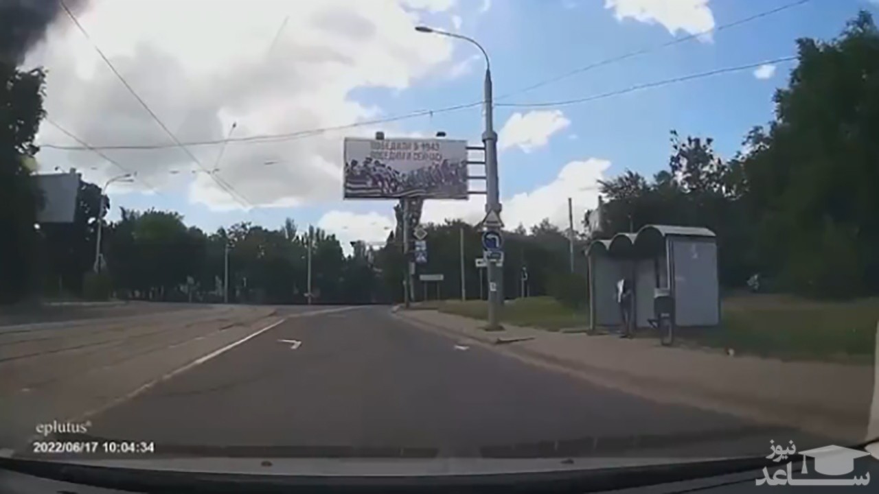 (فیلم) برخورد موشک در چند متری یک اتومبیل 