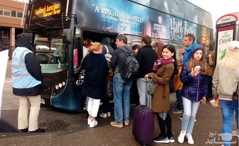 گردشگران در حال سوار شدن به اتوبوسی هری پاتر لندن