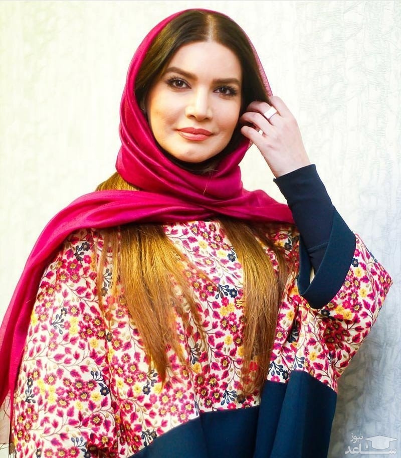 نگاهی به تیپ کریسمس و زیبای متین ستوده در کنار با درخت کریسمس / استایل خیره‌کننده با خز سفید به سبک تازه عروس سینما